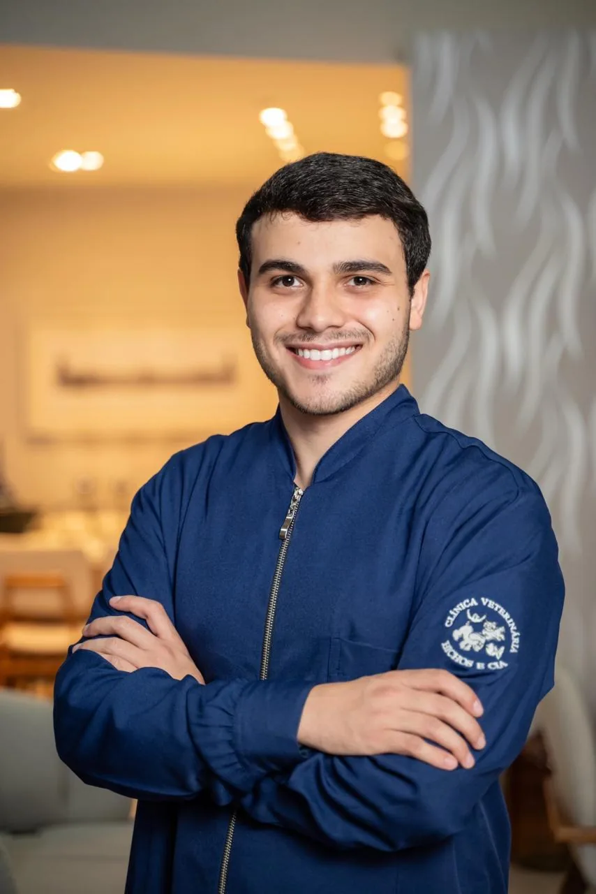 Angelo Colli Henriques na Clínica Veterinária Bichos & Cia em Ubá
