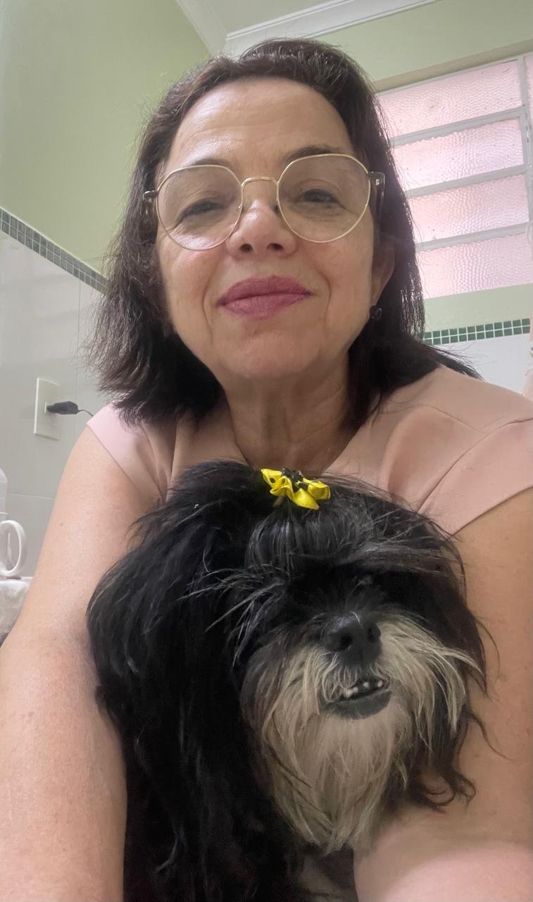 Denise Rinaldi Colli na Clínica Veterinária Bichos & Cia em Ubá